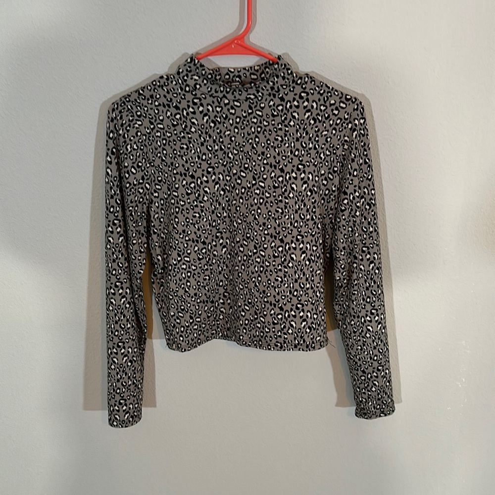Woman’s leopard animal print soft long sleeve top / shirt size medium